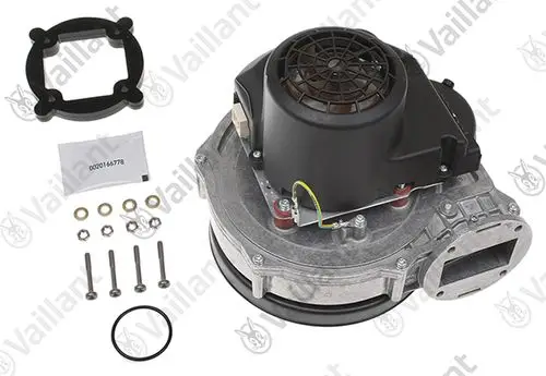 Vaillant Gebläse mit Metallgehäuse, Lüftermotor oben, Anschlusskabel und Montagezubehör, darunter Schrauben, Dichtungen und eine Anleitung zum Einbau.